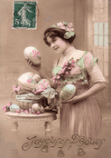 Femme &eacute;l&eacute;gante avec des oeufs de P&acirc;ques